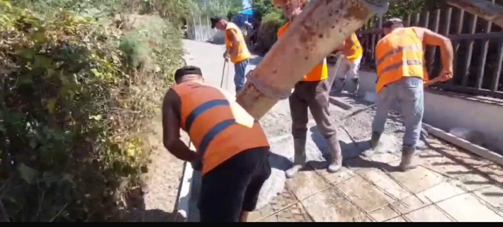 Rruga e Hileve, në Njësinë Administrative Kolonjë, po shtrohet me beton.