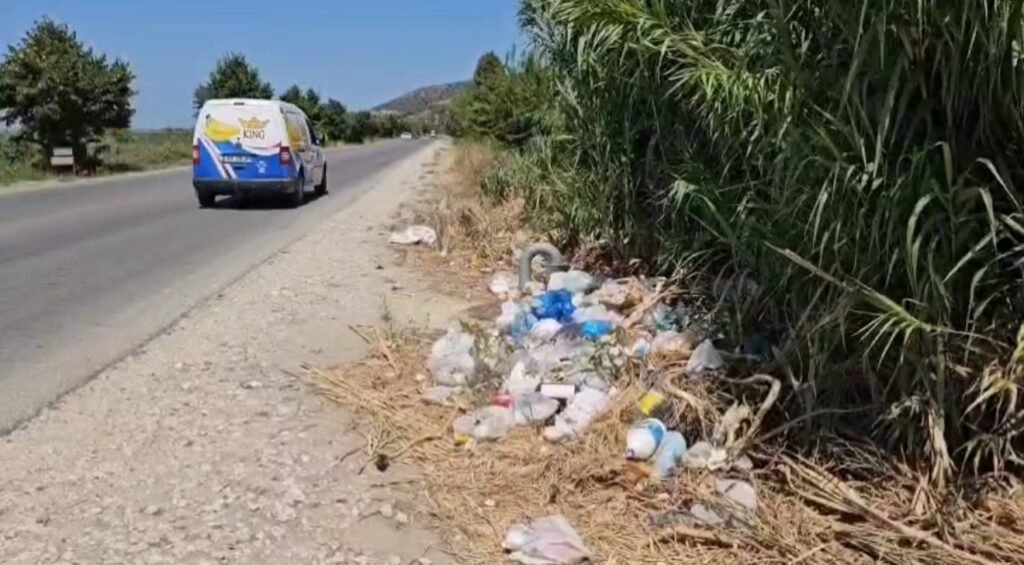 Aksi rrugor Lushnjë–Berat po kthehet në një landfill në qiell të hapur. Aksi rrugor Lushnjë–Berat po kthehet në një landfill në qiell të hapur.