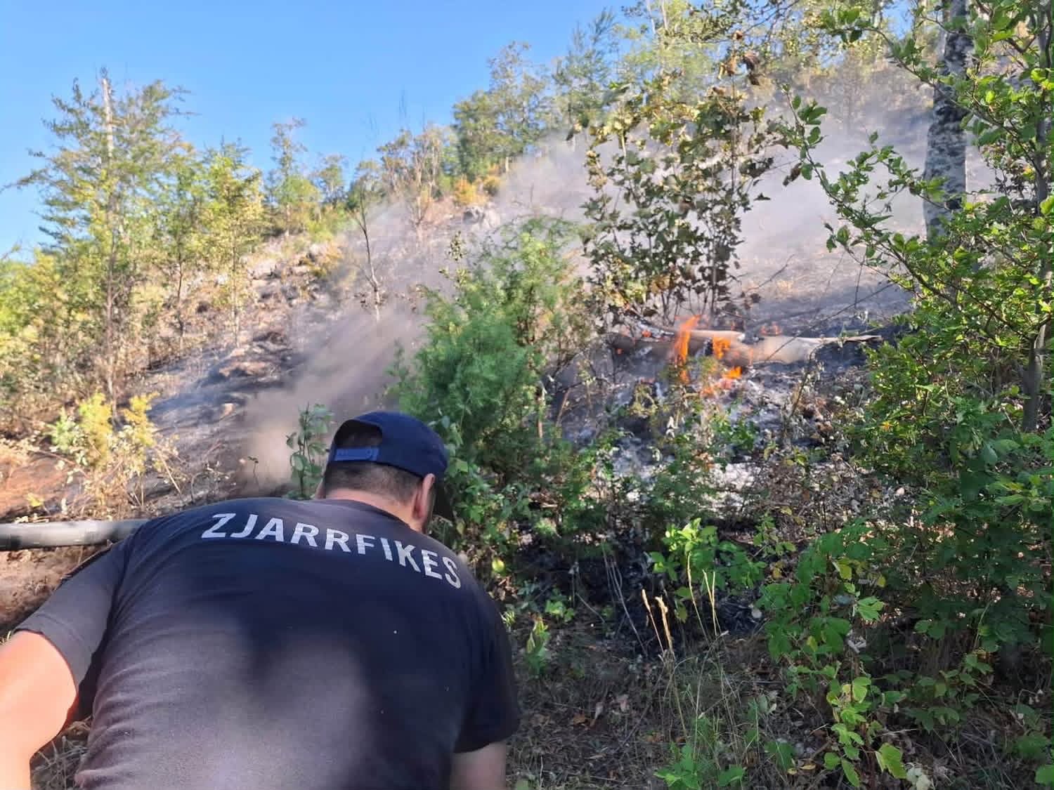 Flakët përfshijnë Malin e Vinës në Gramsh