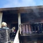 Një banesë dykatëshe është përfshirë nga flakët pasditen e kësaj të hëne në zonën e Fier-Sheganit