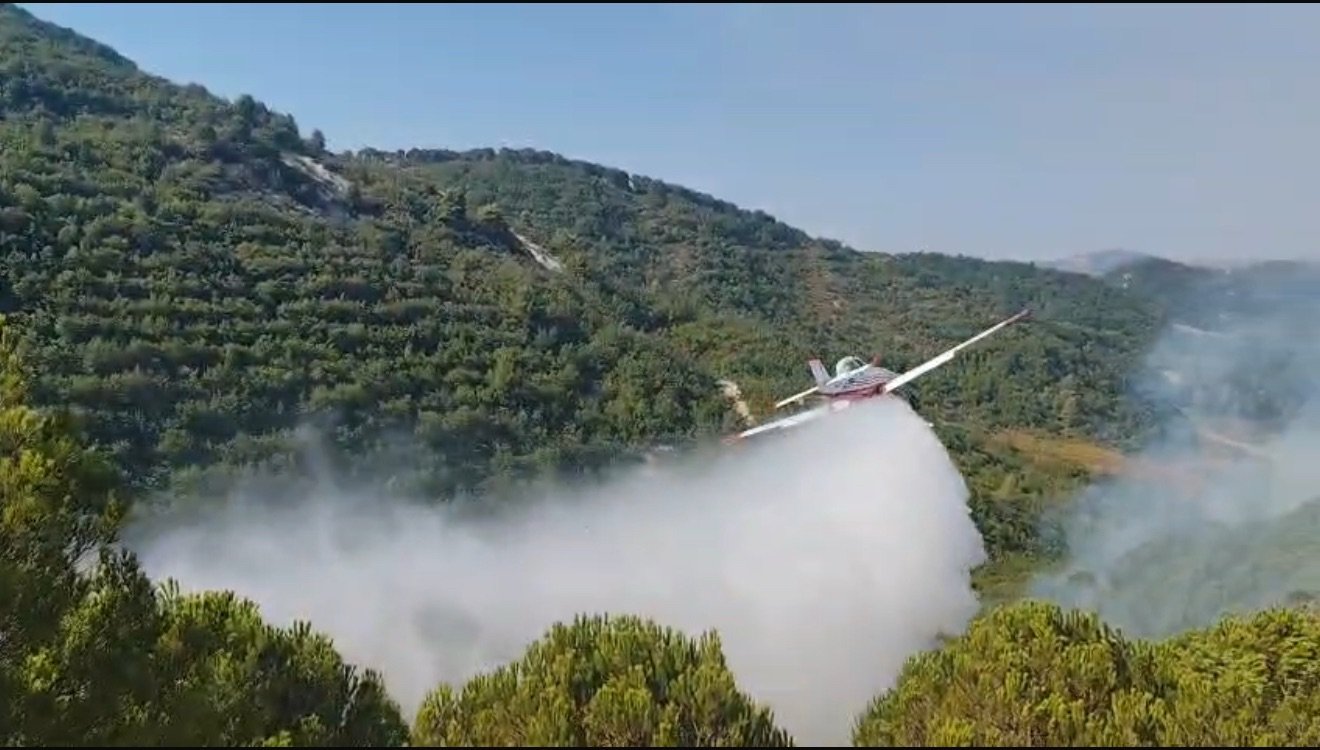 Zjarri në fshatin Rriban të Mallakastrës është përhapur ndjeshëm gjatë natës, duke marrë përmasa dhe shtrirje të madhe.
