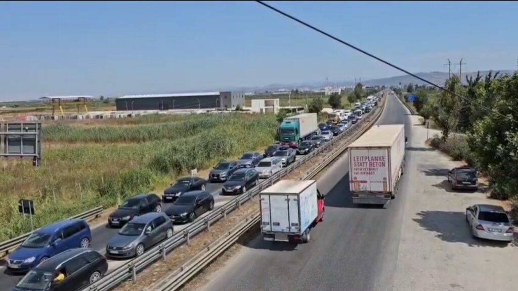 Radhë kilometrike në kryqëzimin e Klubit të Shoferit.