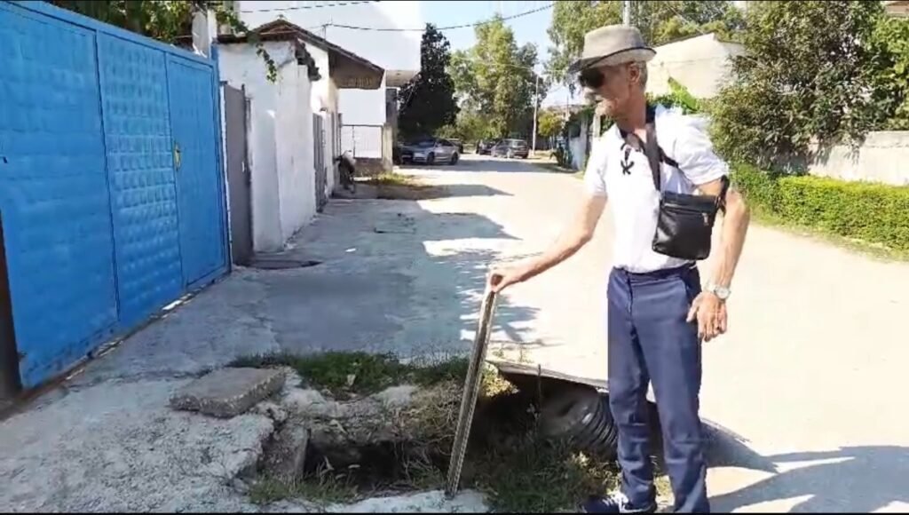 Uji i pijshëm ndotet nga ujërat e zeza te cilat pushtojnë rrugët e fshatit Çlirim, banorët kërkojnë ndërhyrje urgjente