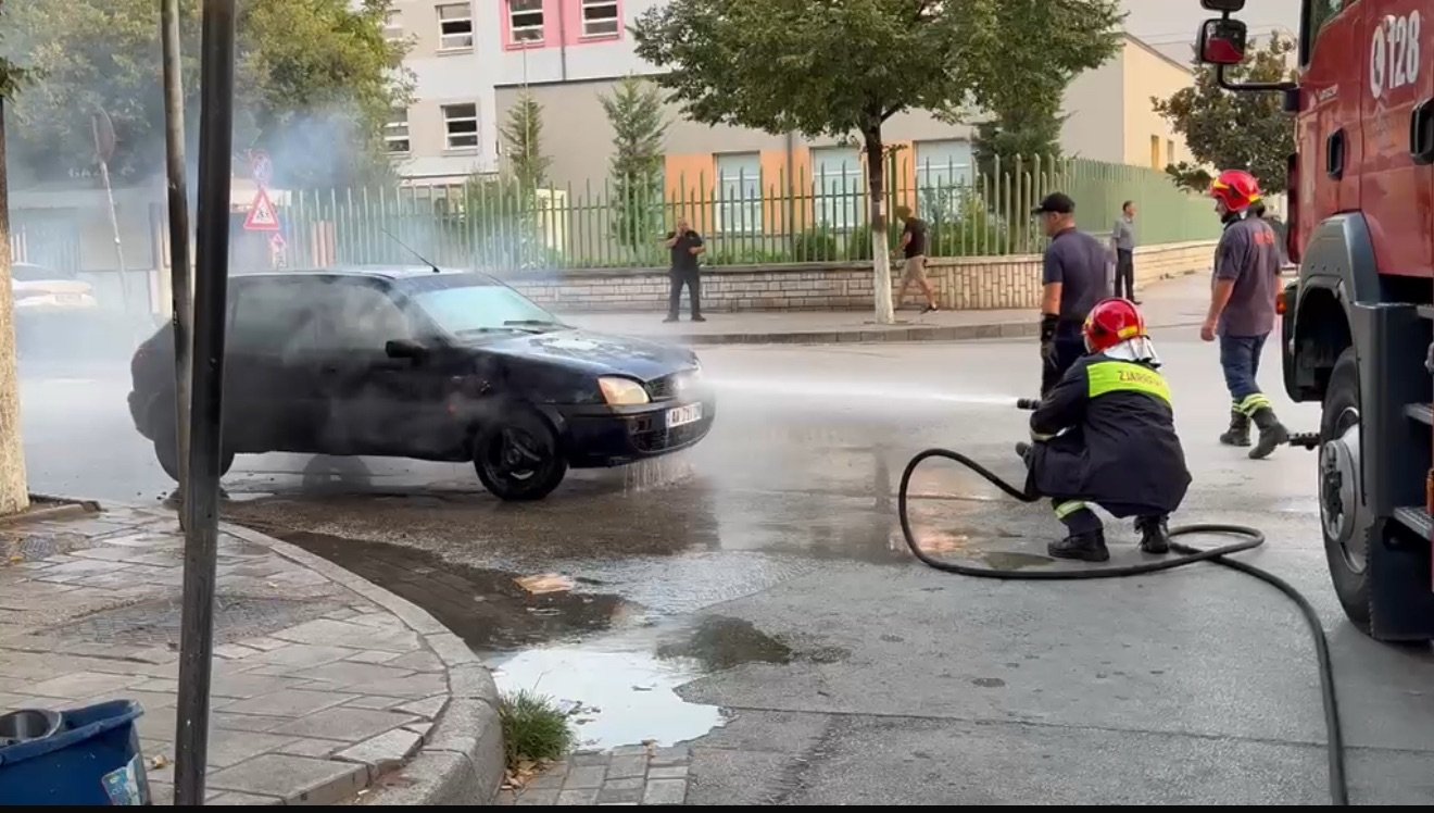 Makinë përfshihet nga flakët në Fier, ndërhyrja e shpejtë shmang rrezikun
