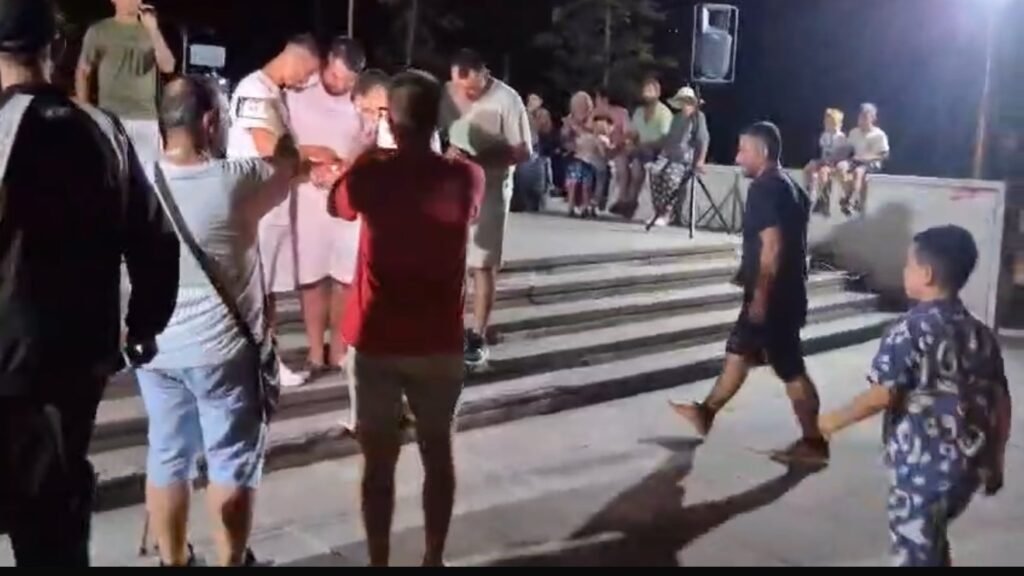 Dita e gjashtë e protestave në Divjakë kundër reformës territoriale, pjesëmarrja në rënie mes thirrjeve për ruajtjen e bashkisë.