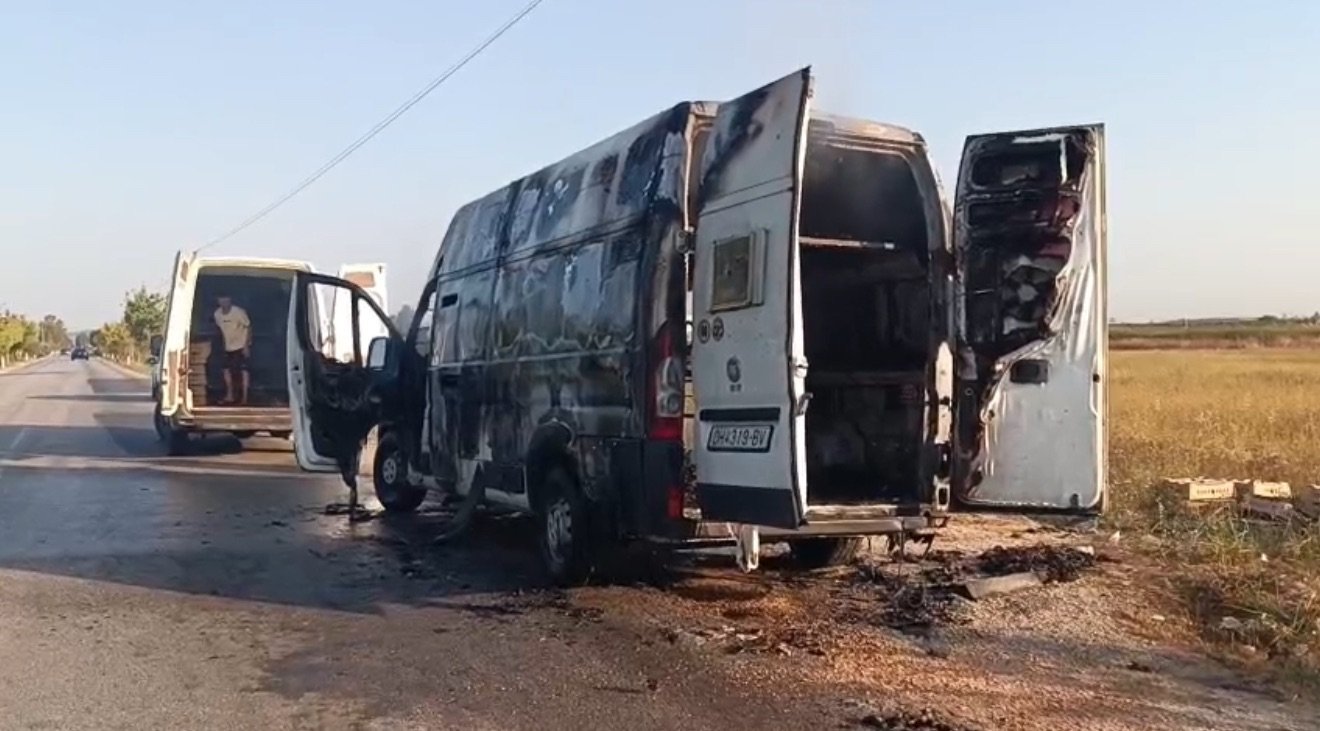 Një automjet tip furgon me targa të Maqedonisë së Veriut është djegur mëngjesin e kësaj të shtunë në afërsi të pushimit të shoferit.