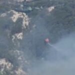 Zjarri në Mallakastër vijon të jetë aktiv, nis ndërhyrja nga ajri