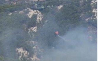 Zjarri në Mallakastër vijon të jetë aktiv, nis ndërhyrja nga ajri