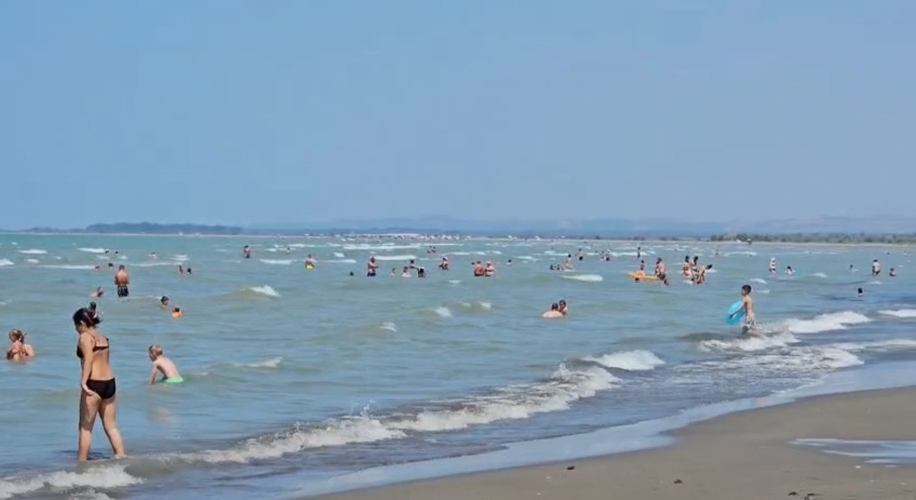 Divjaka pushtohet nga pushuesit, deti, natyra dhe muzika ndezin fundjavën.
