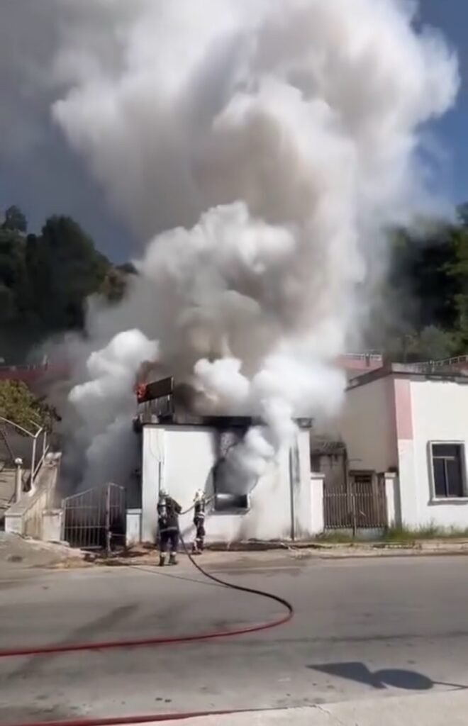 Zjarr në zonën e Ujit të Ftohtë në Vlorë, pranë tunelit.