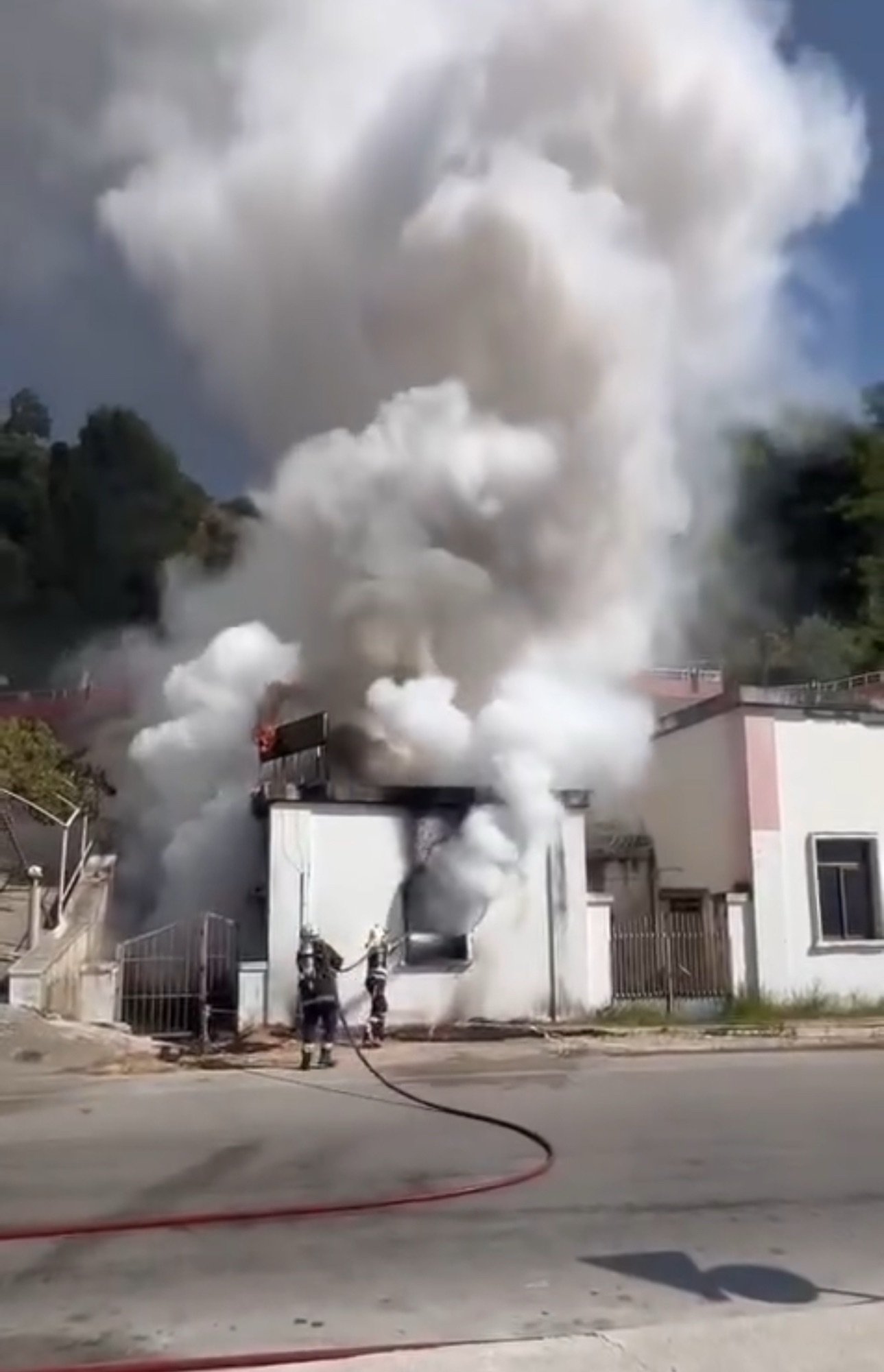 Zjarr në zonën e Ujit të Ftohtë në Vlorë, pranë tunelit.