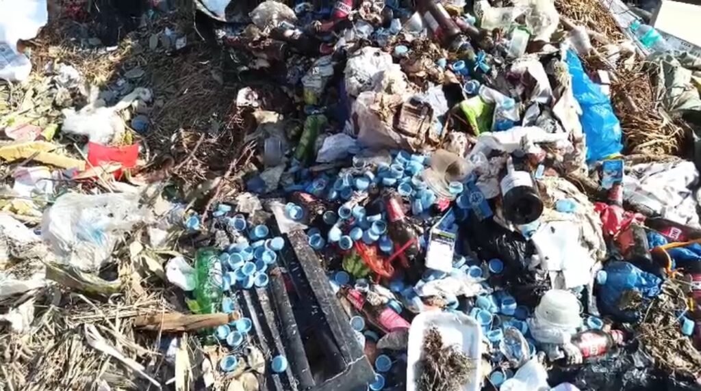 Prej gati një muaji, mbetjet urbane të pambledhura në fshatin Baltëz të bashkisë Fier janë kthyer në një problem serioz për banorët dhe mjedisin.