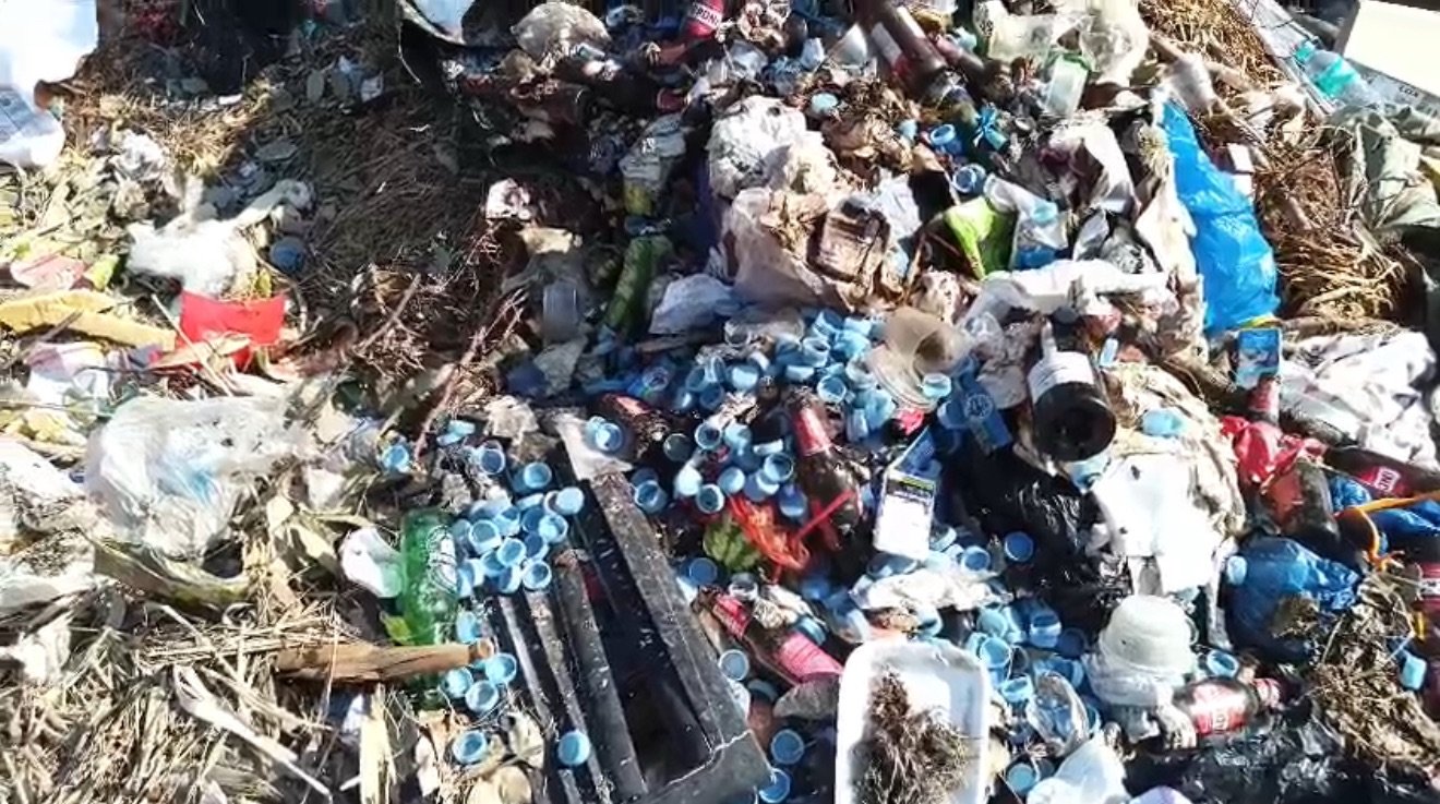 Prej gati një muaji, mbetjet urbane të pambledhura në fshatin Baltëz të bashkisë Fier janë kthyer në një problem serioz për banorët dhe mjedisin.