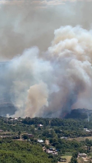 Zjarr i përmasave të mëdha në Daias të Tiranës