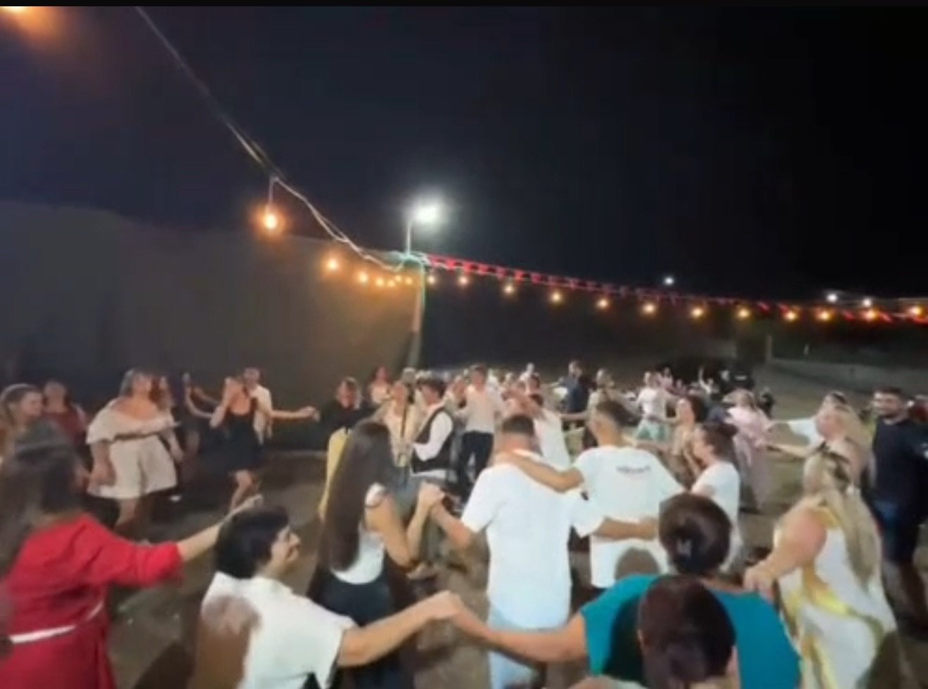 Kodra feston rrënjët: Një natë që bashkoi fshatin.