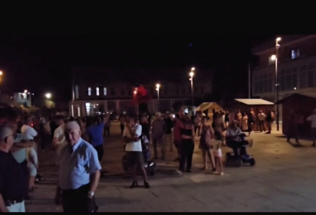 Divjaka nuk ndalet vijon protestën në ditën e 14