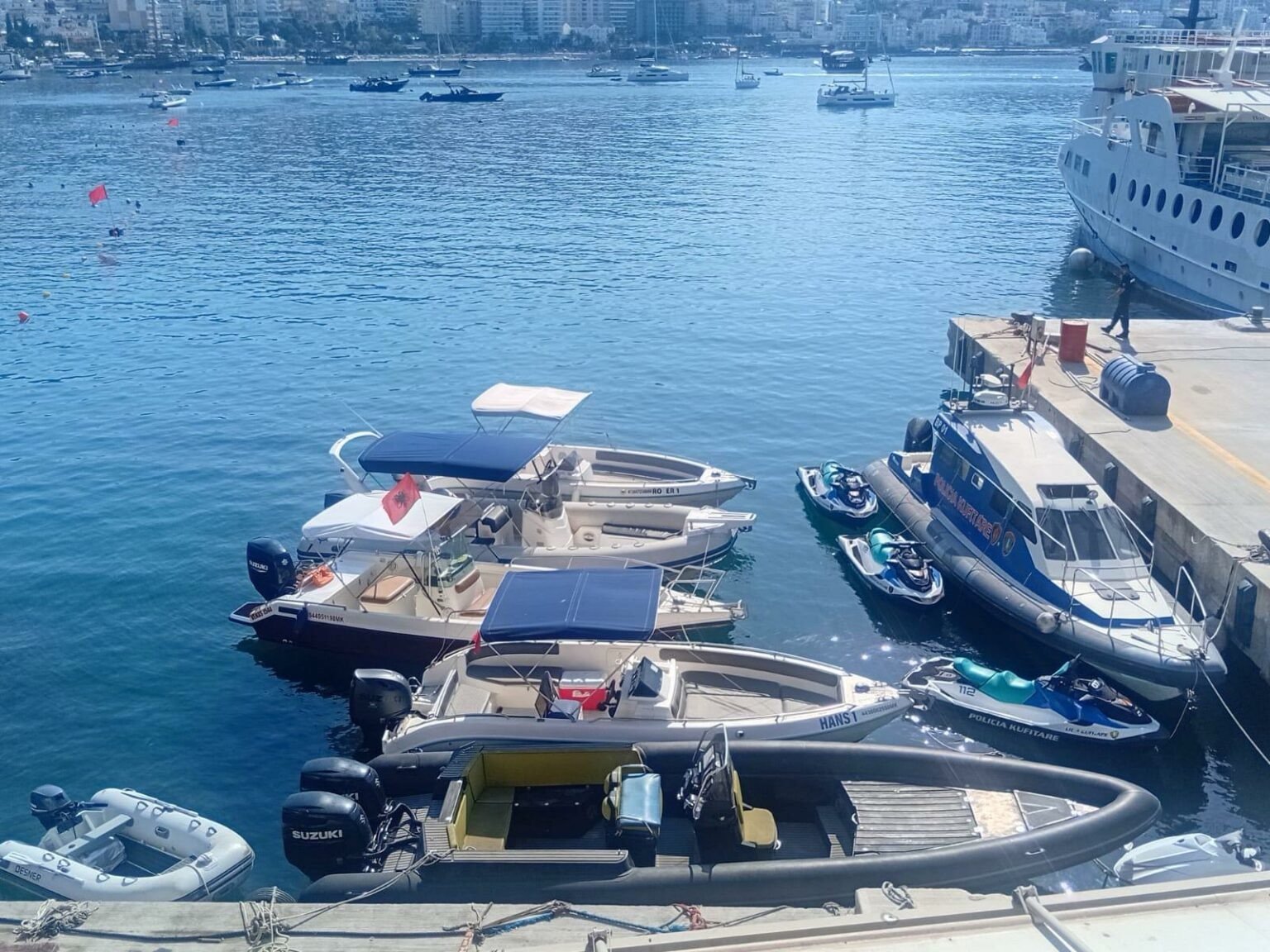 Kapen disa skafe pa dokumentacion në Sarandë, gjobiten drejtuesit