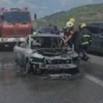 Një automjet është përfshirë nga flakët gjatë lëvizjes në aksin Bradashesh–Tuneli i Krrabës