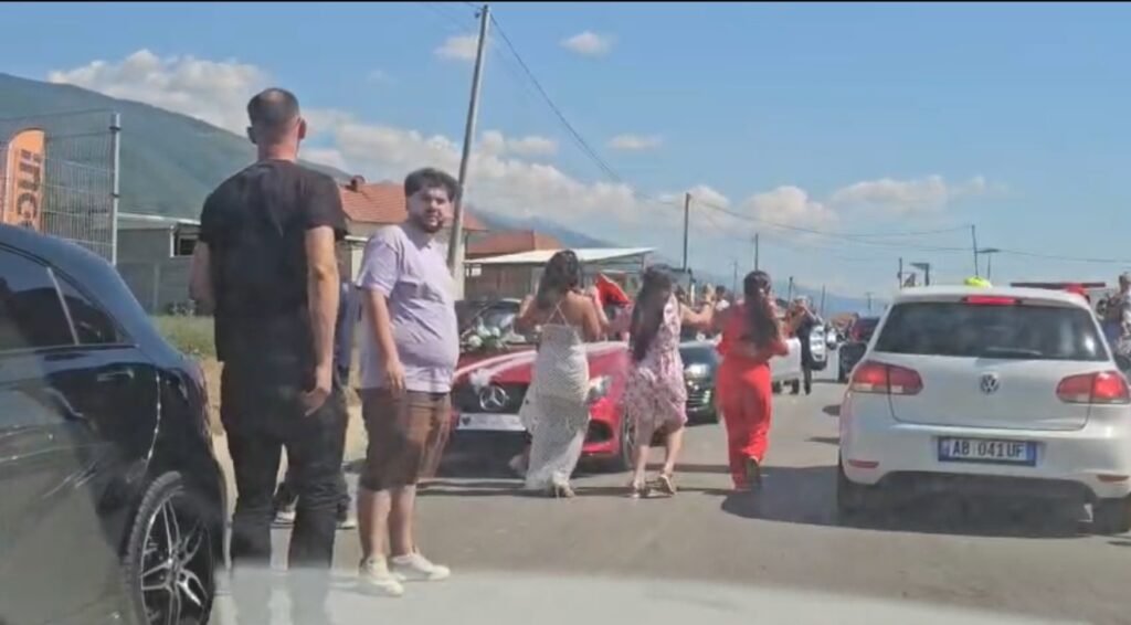 DASMAT DIBRANE, NJË TRADITË QË VAZHDON TË JETË E GJALLË.