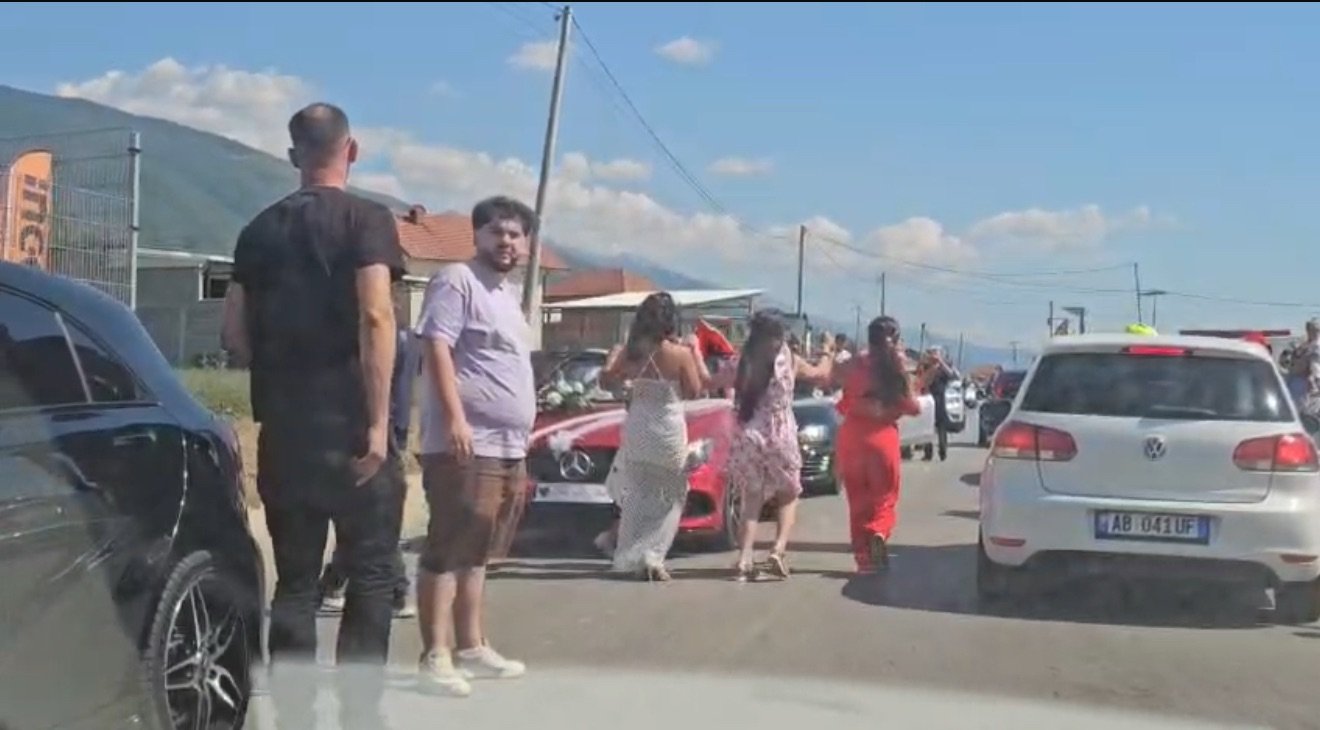 DASMAT DIBRANE, NJË TRADITË QË VAZHDON TË JETË E GJALLË.