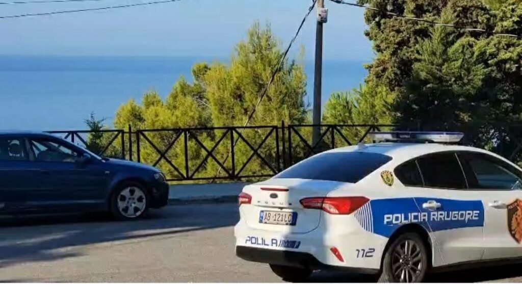 Aksident i rëndë në Durrës, makina del nga rruga dhe përfundon në humnerë