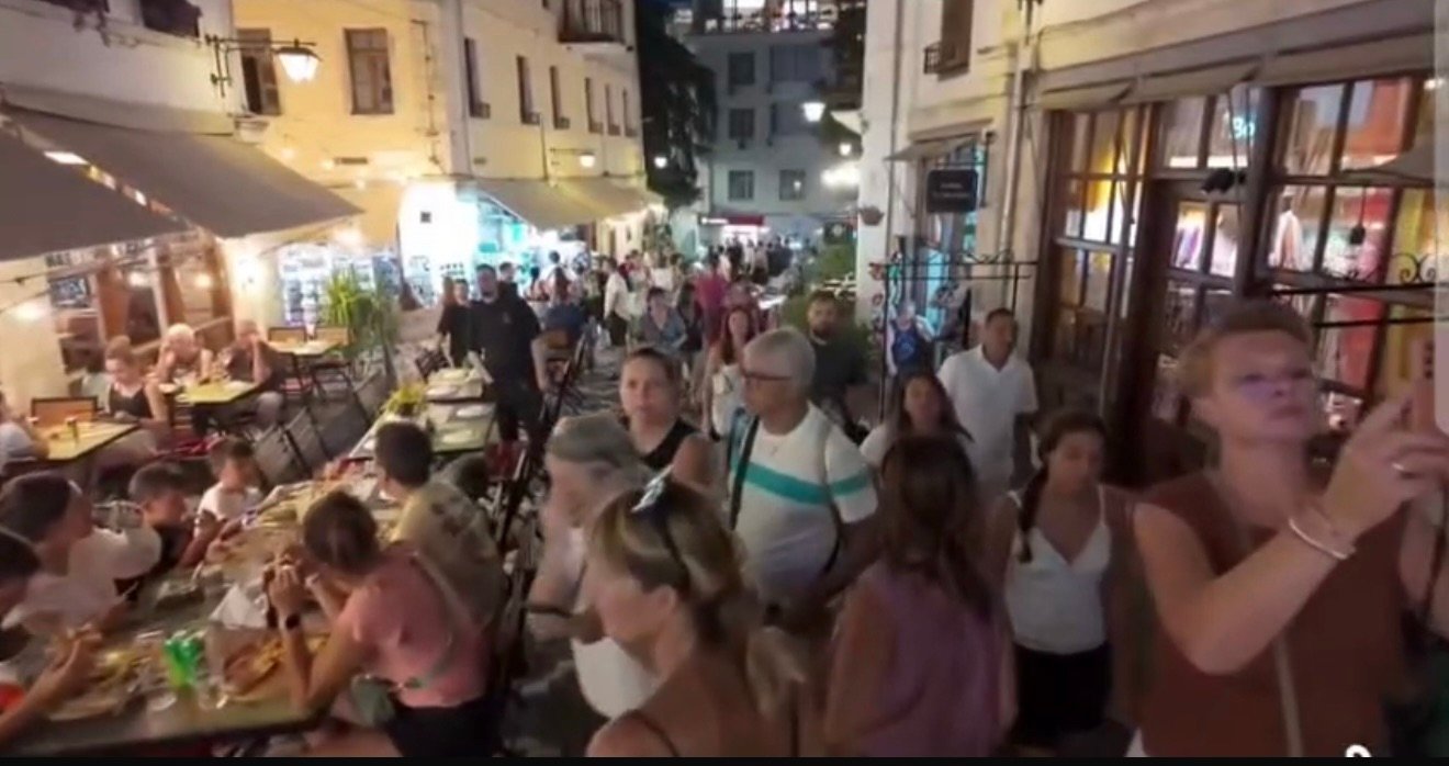 Gjirokastra, netët e verës nën ritmet e isos.