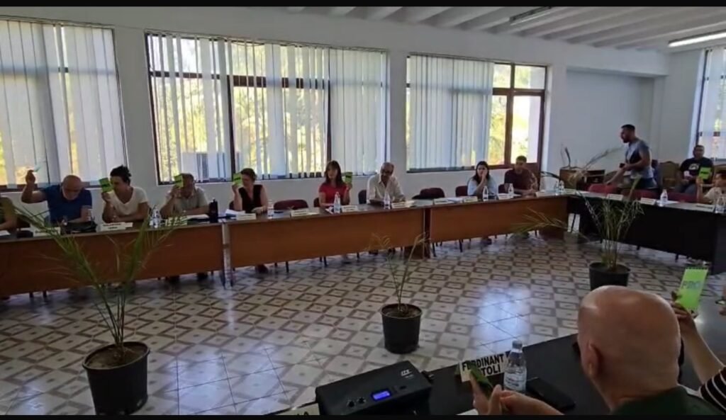 KUÇOVË – KËSHILLI BASHKIAK ZHVILLON MBLEDHJEN E MUAJIT GUSHT.