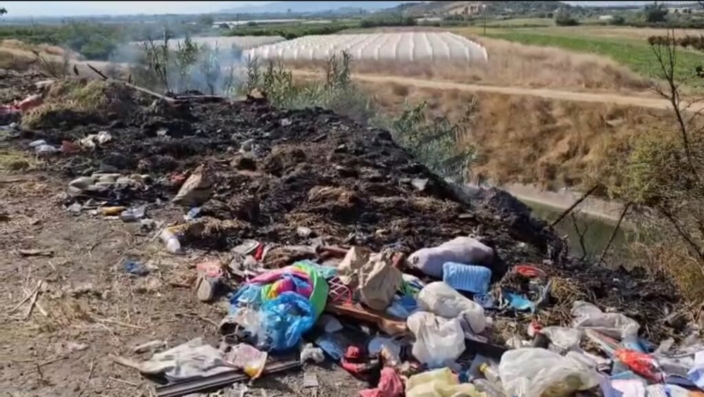 Zjarr në vendgrumbullimin e mbetjeve në Jeta e Re, rrezikohet plantacioni me ullinj.
