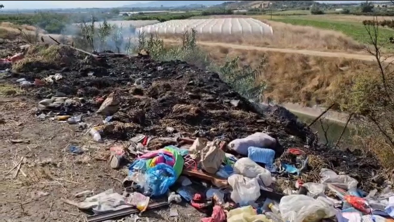 Zjarr në vendgrumbullimin e mbetjeve në Jeta e Re, rrezikohet plantacioni me ullinj.