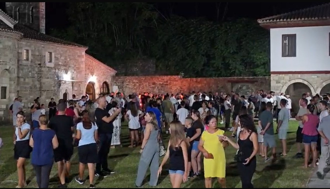 Nisin festimet në Manastirin e Shën Kozmait, qindra besimtarë në pelegrinazh drejt Kolkondasit