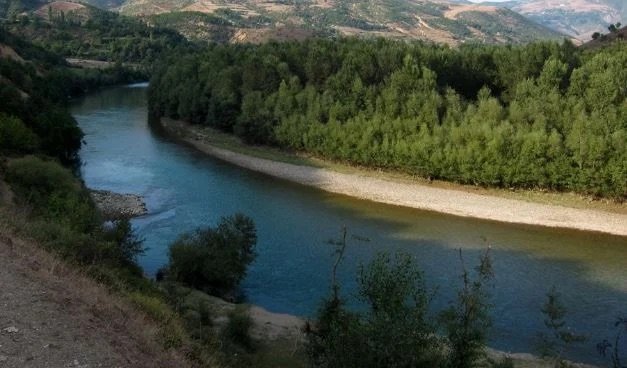Gjendet trupi i pajetë i 7-vjeçares/ Dyshohet se u mor nga rrjedha e Drinit të Zi