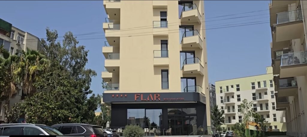 Kamarieri u rrah se kerkoi pagën, Xhaxhai u nis me kallashnikov drejt hotelit