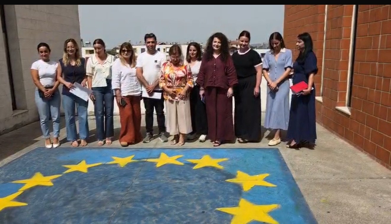 Në ambientet e Bashkisë Roskovec u zhvillua një takim pune për vlerësimin e ecurisë së projektit të qeverisjes së mirë, të realizuar përmes bashkëfinancimit me Qendrën Ndërkombëtare Suedeze për Demokraci Lokale (ICLD).