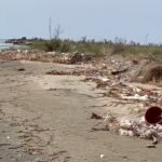 Mbetjet plastike në Grykëderdhjen e Semanit, kërkohet projekt rehabilitimi. Penalitim bashkive që lejojnë hedhjen e mbetjeve në lumë