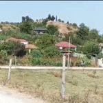 Rruga e varrezave në Radostine Vadhizë, prej vitesh e dëmtuar, banorët kërkojnë ndërhyrje.