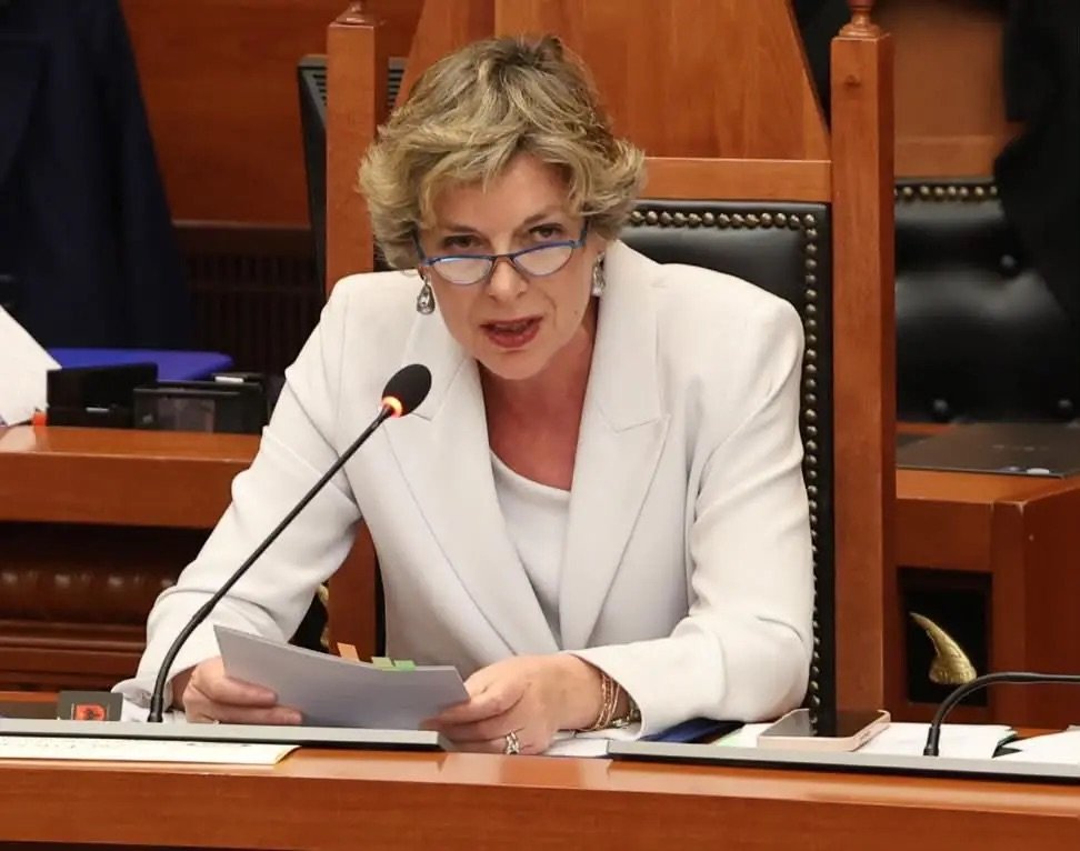Evis Sala dorëhiqet si ministre e Shëndetësisë