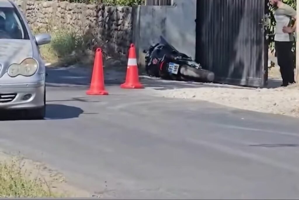Një aksident i rëndë rrugor ka ndodhur pasditen e sotme në fshatin Golem të Shkodrës, ku një 17-vjeçar ka humbur jetën
