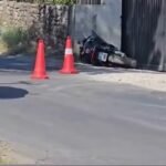 Një aksident i rëndë rrugor ka ndodhur pasditen e sotme në fshatin Golem të Shkodrës, ku një 17-vjeçar ka humbur jetën