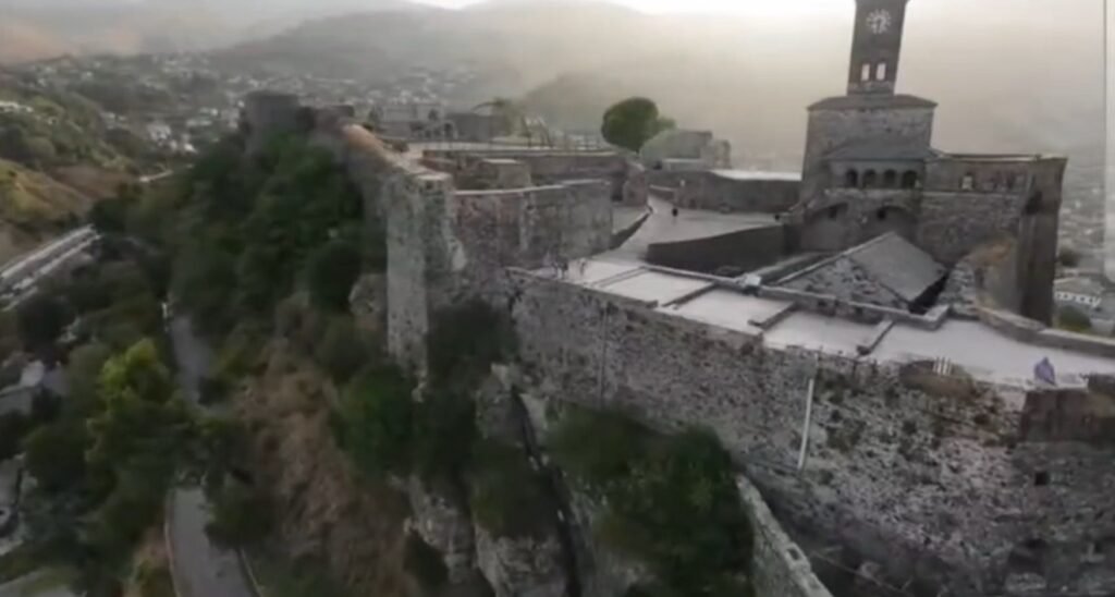 KALAJA e GJIROKASTRËS, E PUSHTUAR NGA BIMËSIA E EGËR.
