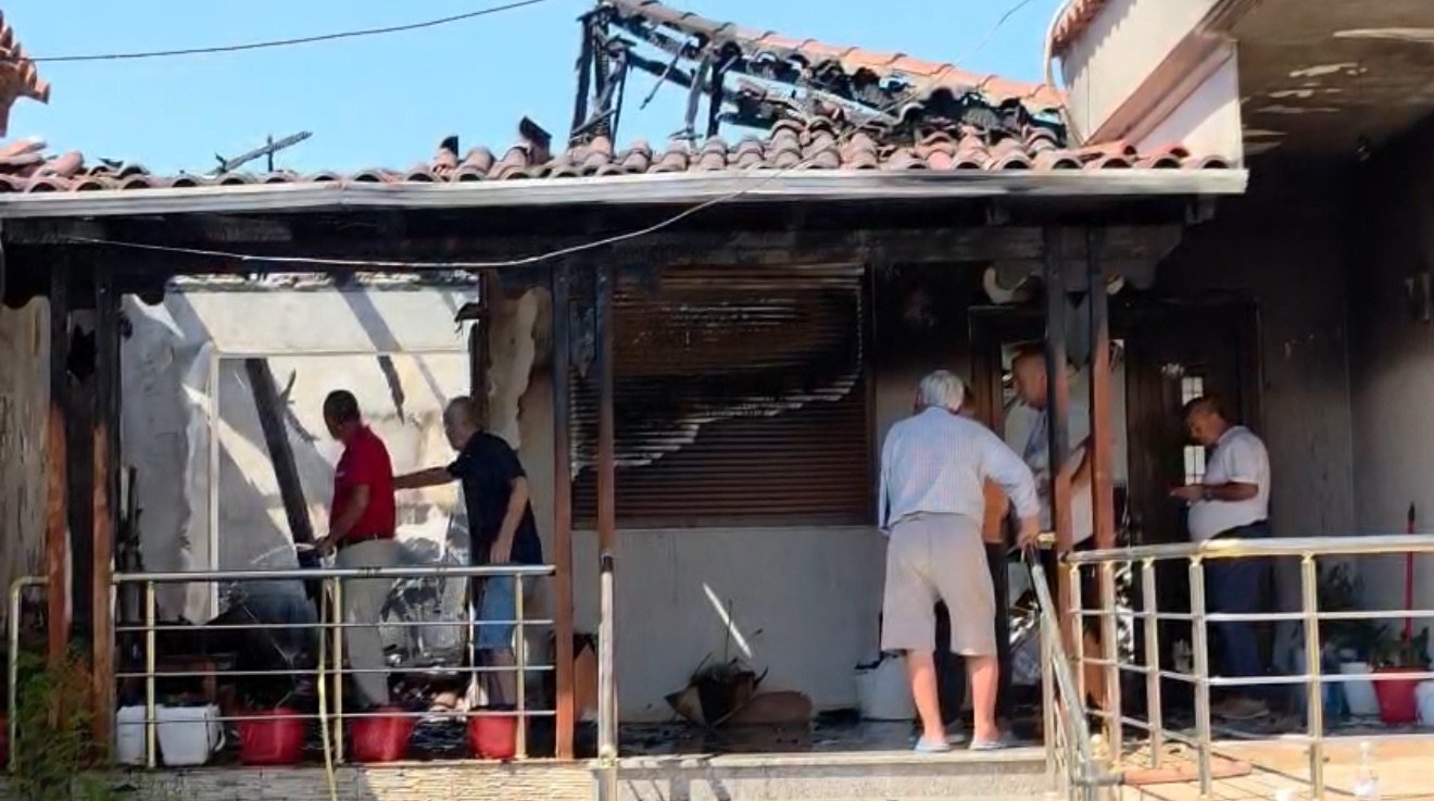 SHKRUMBOHET BANESA NË FIER, PRONARJA PËSON DJEGIE TË RËNDA