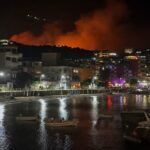 Zjarri përfshin kodrat pranë Himarës, rrezikohen banesat