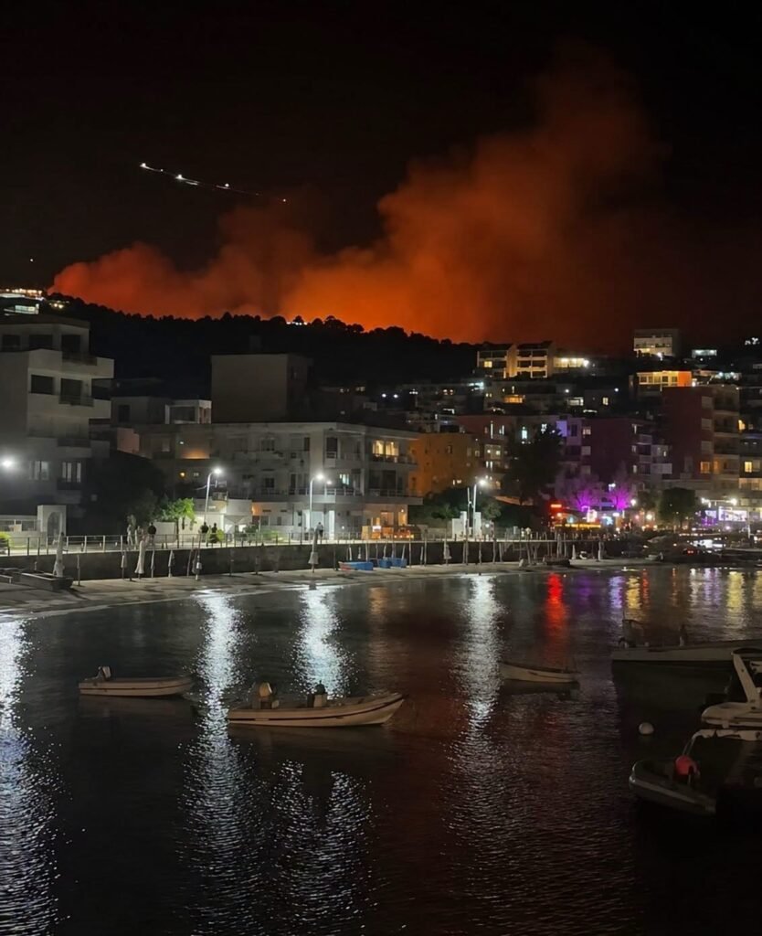 Zjarri përfshin kodrat pranë Himarës, rrezikohen banesat