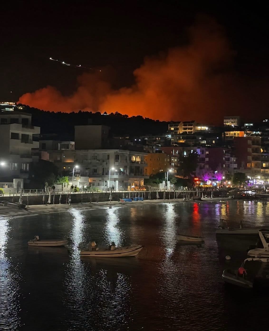 Zjarri përfshin kodrat pranë Himarës, rrezikohen banesat