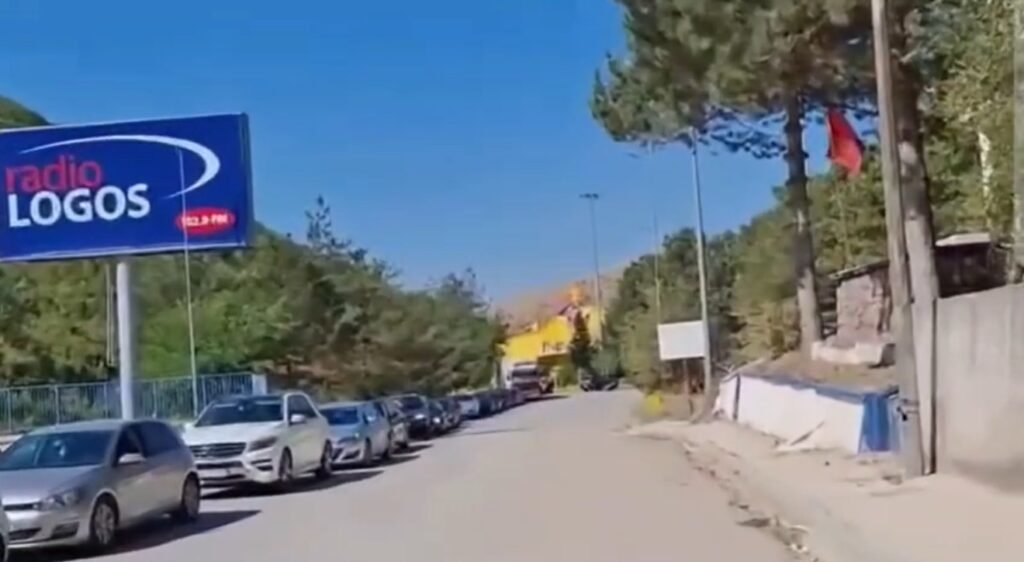 Radhë kilometrike në Kapshticë, udhëtarët: Pritje të gjata dhe mungesë informacioni.