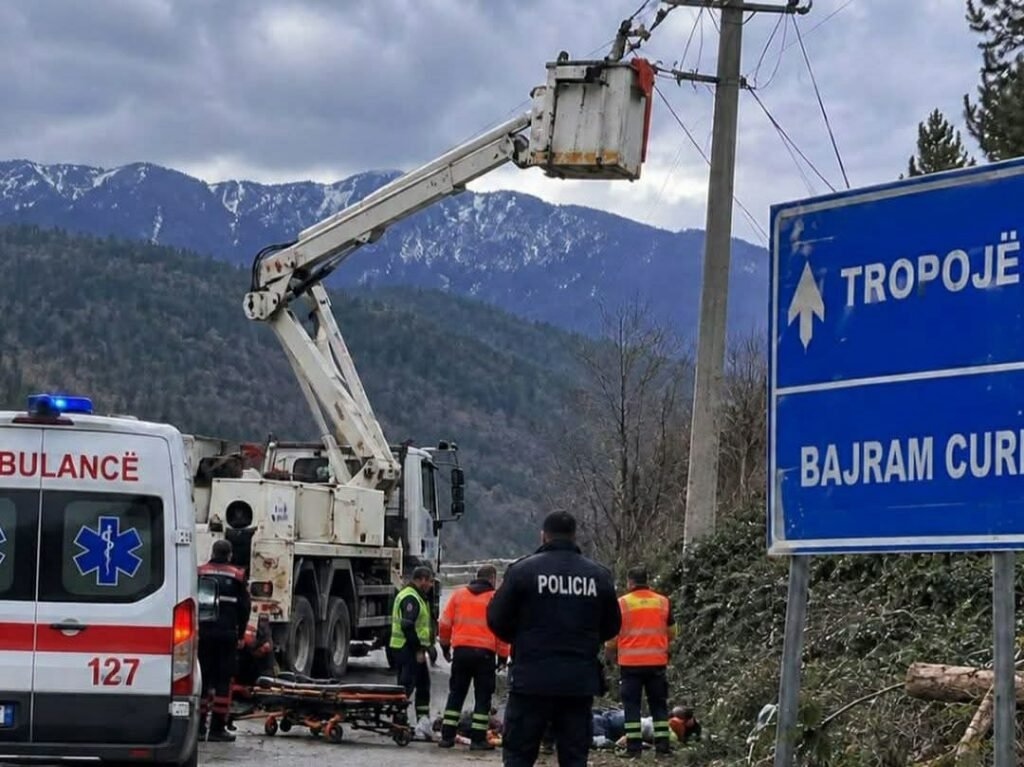 Tropojë/ 4 punonjës kanë rënë në kontakt me energjinë elektrike gjatë punës në rrugën e Dubravës Tropojë/ 4 punonjës kanë rënë në kontakt me energjinë elektrike gjatë punës në rrugën e Dubravës