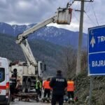 Tropojë/ 4 punonjës kanë rënë në kontakt me energjinë elektrike gjatë punës në rrugën e Dubravës