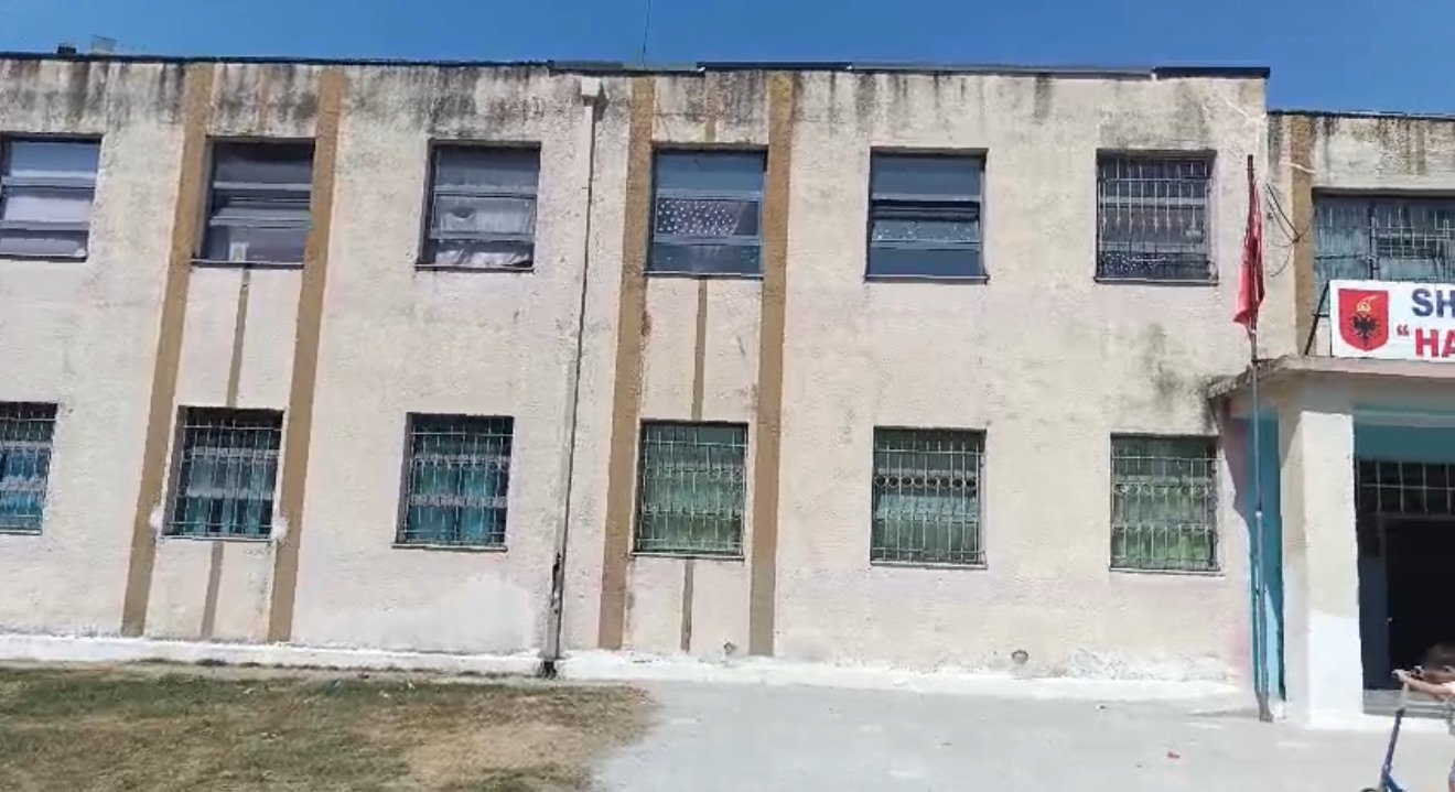 SHKOLLA “HALIT GREMI”ME KUSHTE JASHTË STANDARDEVE NE DITEN E PARE TE VITIT TE RI SHKOLLOR.