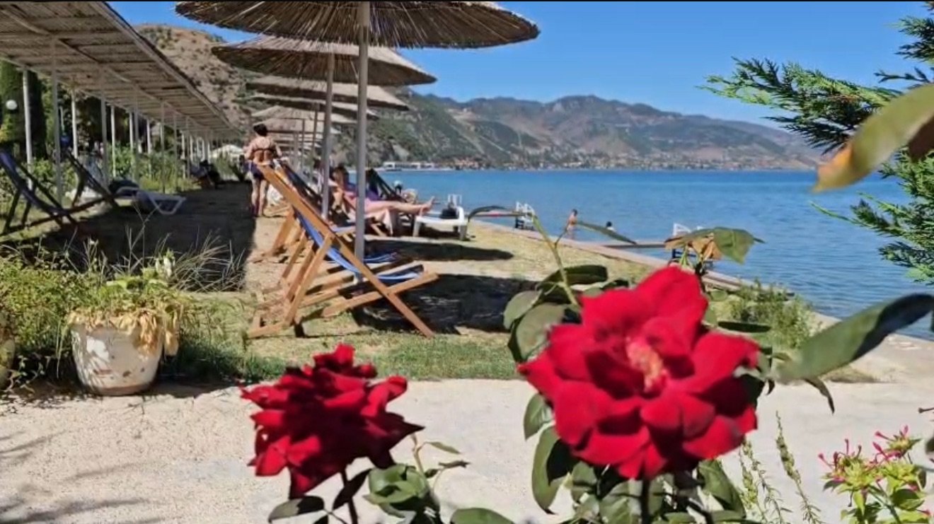 POGRADECI PRET TURISTË EDHE NË KËTO DITË VJESHTE.
