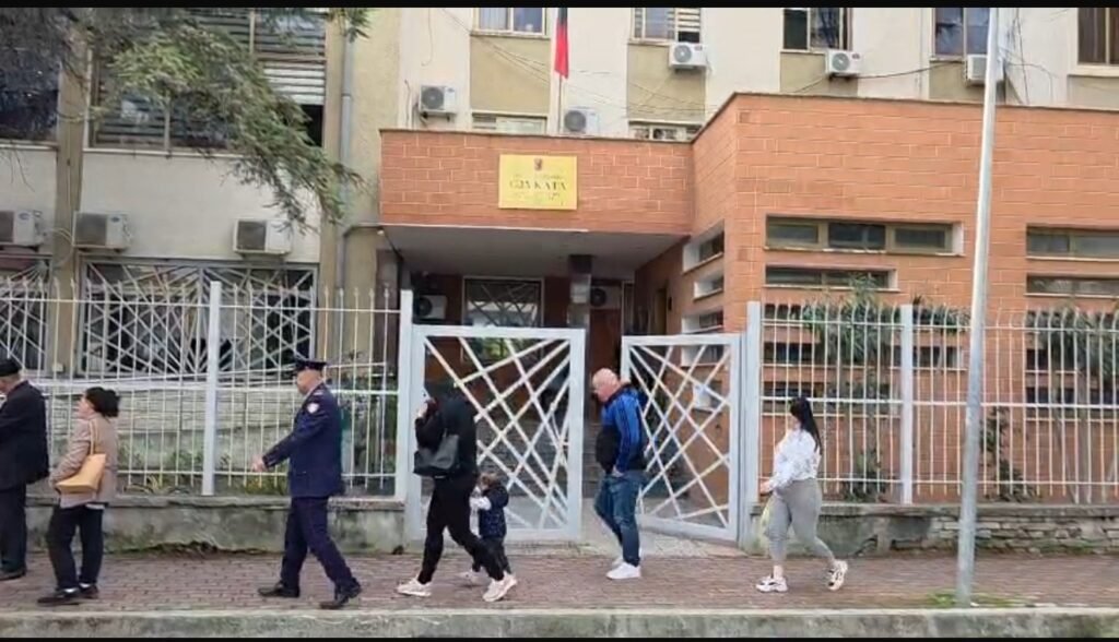 Sekretaret gjyqësore dhe administrata bojkotojnë seancat në gjykatën e Fierit dhe Lushnjes. Qytetarët në pritje prej orësh