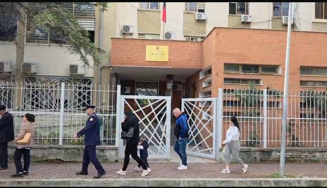 Sekretaret gjyqësore dhe administrata bojkotojnë seancat në gjykatën e Fierit dhe Lushnjes. Qytetarët në pritje prej orësh